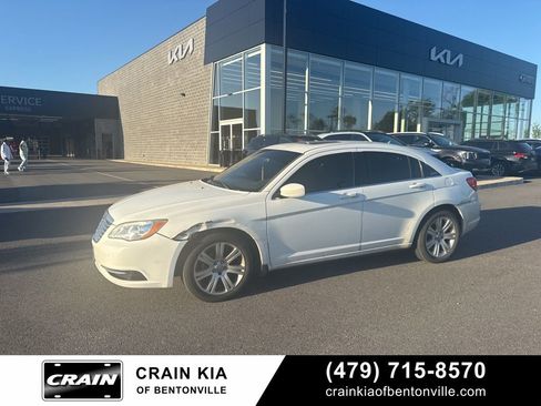 Used 2013 Chrysler 200 Touring FWD image 9