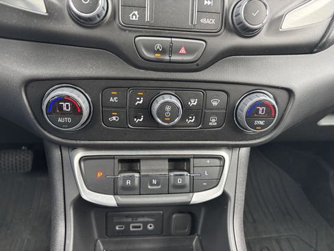 Certified 2024 GMC Terrain SLT w/ Infotainment Package II image 16