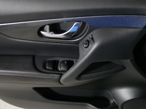 Used 2016 Nissan Rogue SL w/ SL Premium Package image 19