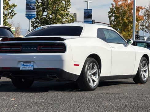 Used 2015 Dodge Challenger SXT image 8