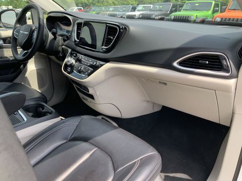 Used 2023 Chrysler Pacifica Touring-L FWD image 55