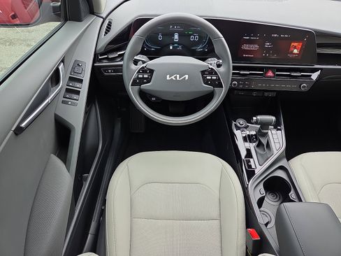 Used 2025 Kia Niro EX image 11