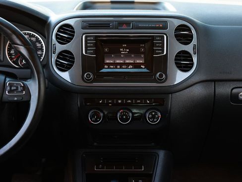 Used 2016 Volkswagen Tiguan S image 36