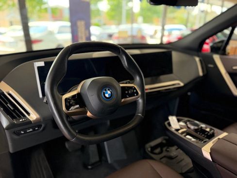 Used 2023 BMW iX xDrive50 w/ Sport Package AWD/4WD image 18