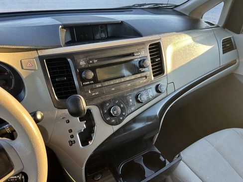 Used 2013 Toyota Sienna L image 20