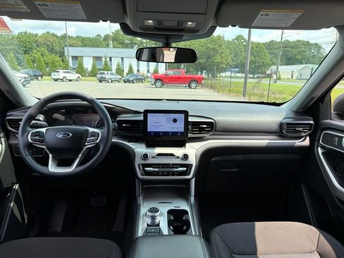 Used 2023 Ford Explorer XLT AWD/4WD image 8