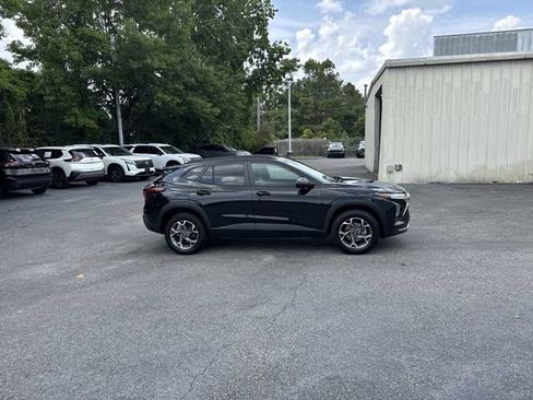 Used 2024 Chevrolet Trax LT w/ LT Convenience Package FWD image 4