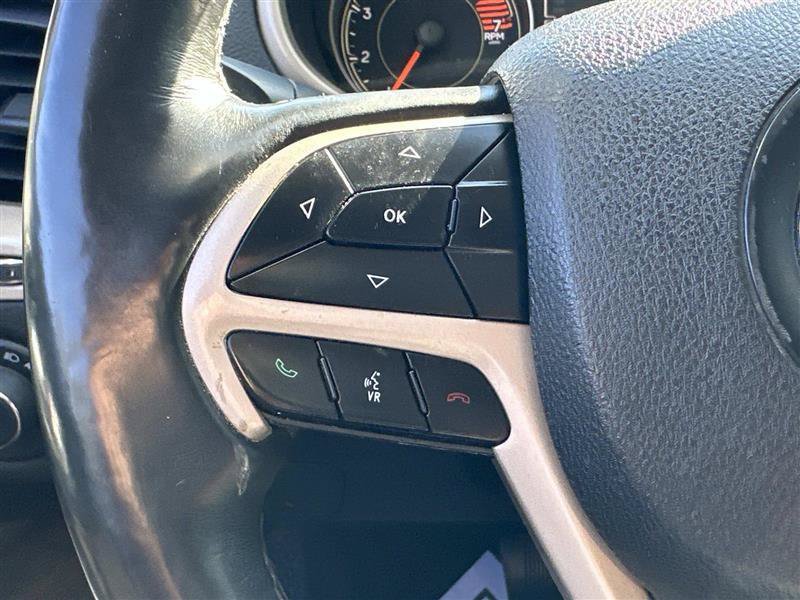 Used 2018 Jeep Cherokee Latitude w/ Comfort & Convenience Group FWD image 13