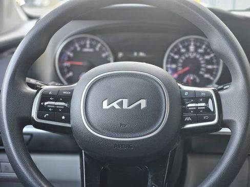 Used 2022 Kia Carnival LX image 17
