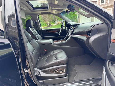 Used 2019 Cadillac Escalade ESV Luxury w/ Escalade Sport Edition AWD/4WD image 26