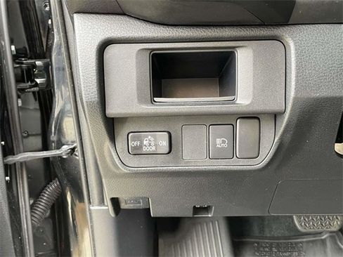 Used 2018 Toyota Tacoma SR image 22