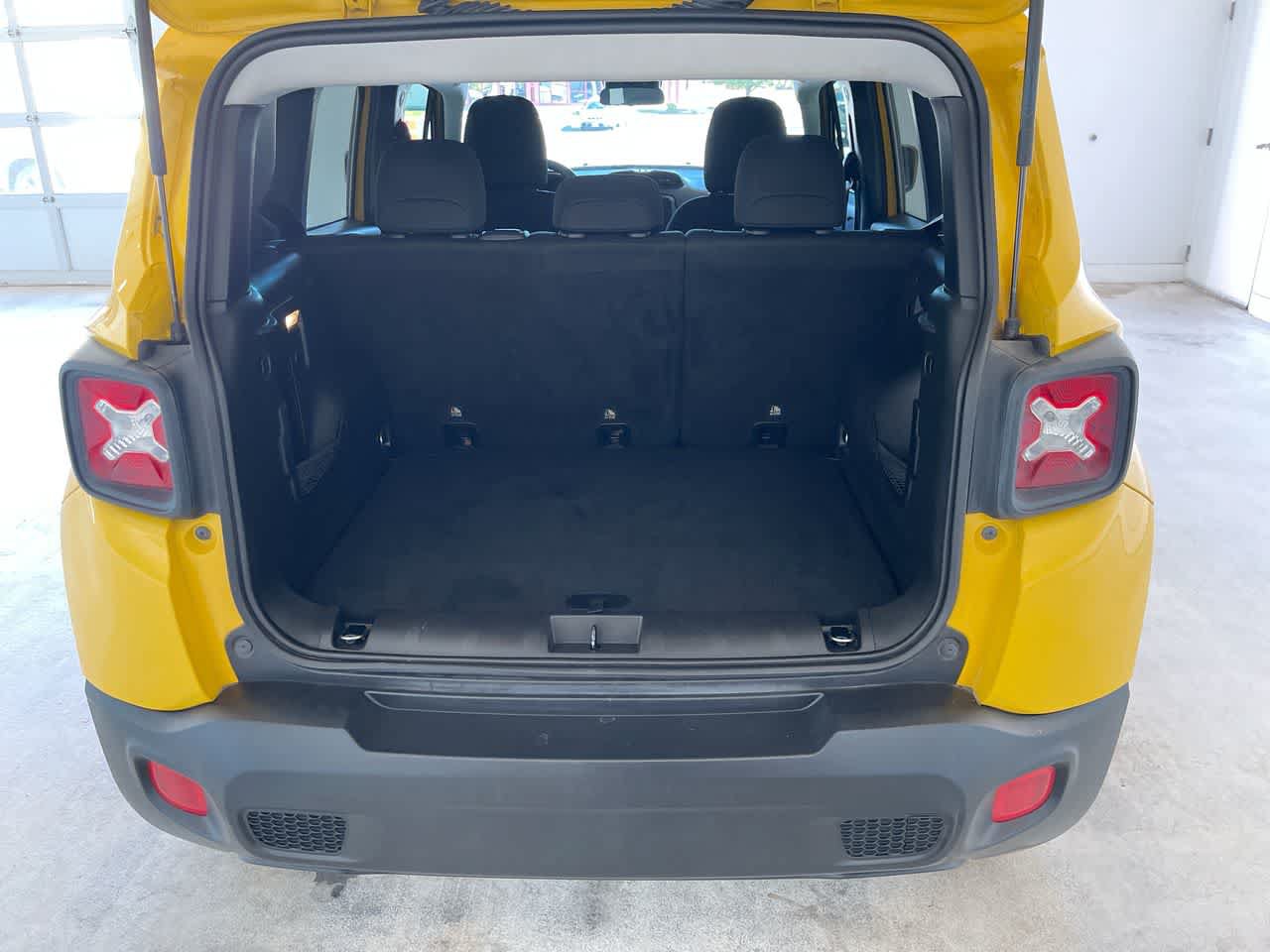 Used 2018 Jeep Renegade Latitude w/ Cold Weather Group AWD/4WD image 23