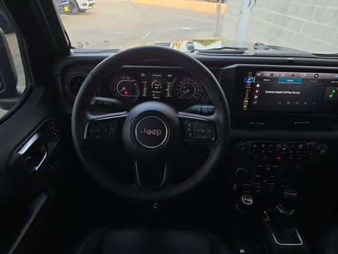 Used 2024 Jeep Gladiator Rubicon AWD/4WD image 18