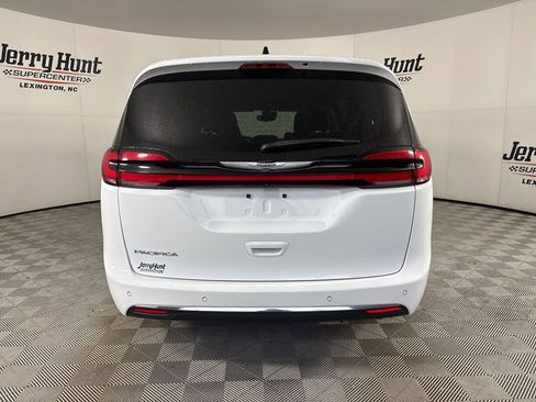 Used 2023 Chrysler Pacifica Touring-L FWD image 5