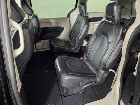 Used 2024 Chrysler Pacifica Touring-L image 36