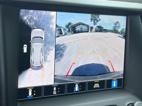 Used 2022 GMC Acadia SLT w/ Technology Package FWD image 24