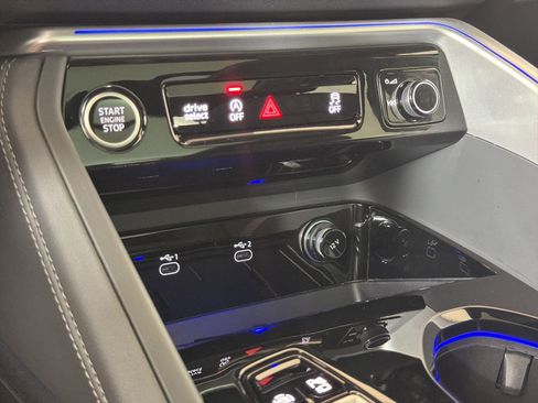 Used 2025 Audi Q5 Premium w/ Convenience Package image 25