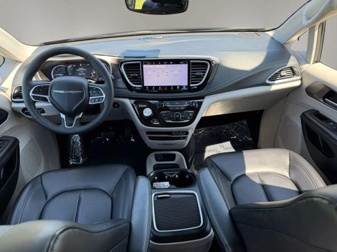 Used 2023 Chrysler Pacifica Touring-L w/ Uconnect Theater Family Group FWD image 32