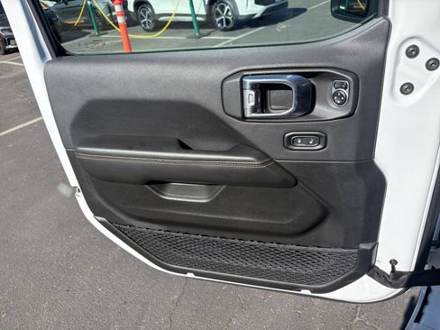 Used 2025 Jeep Wrangler Unlimited Sahara AWD/4WD image 18