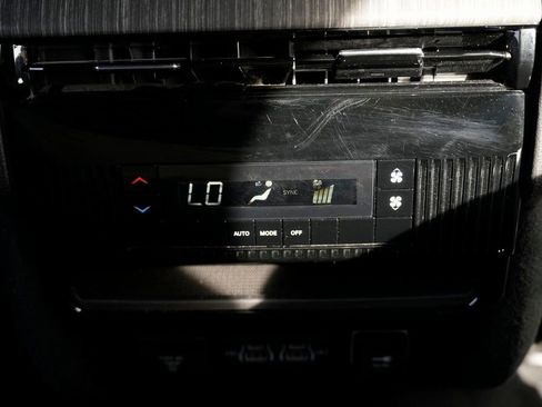 Used 2023 Jeep Wagoneer L Series II image 39