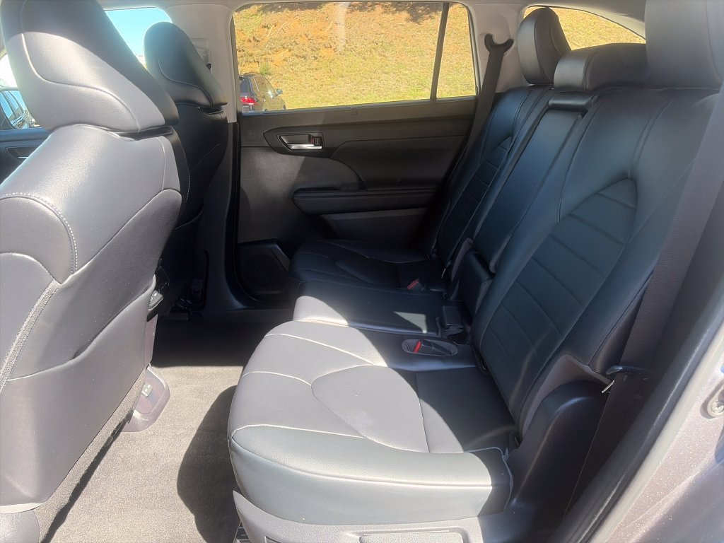 Used 2023 Toyota Highlander XLE AWD/4WD image 25