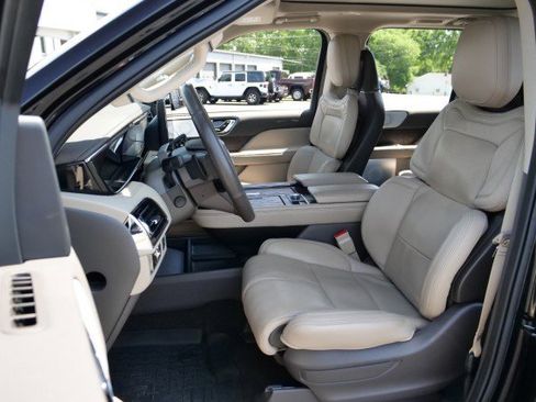 Used 2023 Lincoln Navigator Reserve AWD/4WD image 3