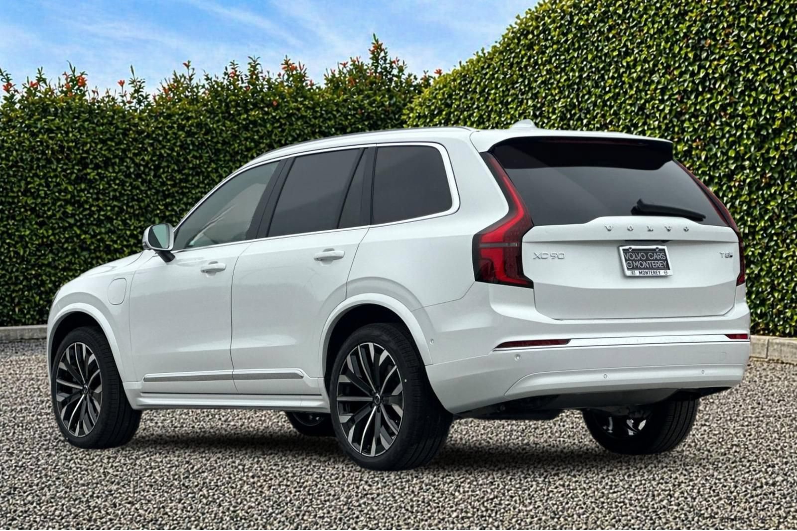 New 2026 Volvo XC90 T8 Plus w/ Protection Package AWD/4WD image 4