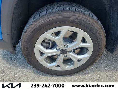 Used 2025 Jeep Compass Latitude AWD/4WD image 4
