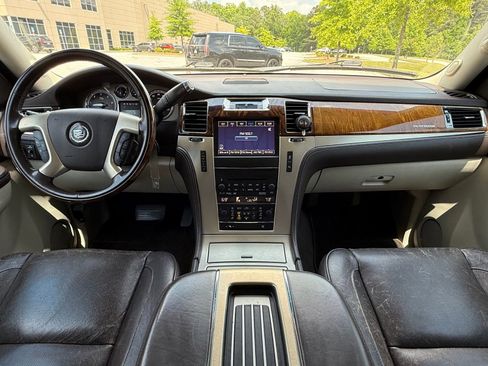 Used 2013 Cadillac Escalade Platinum RWD image 23