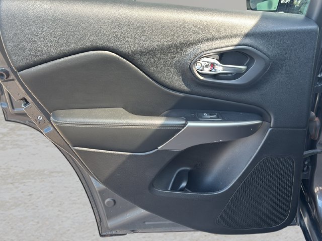 Used 2019 Jeep Cherokee Limited FWD image 13