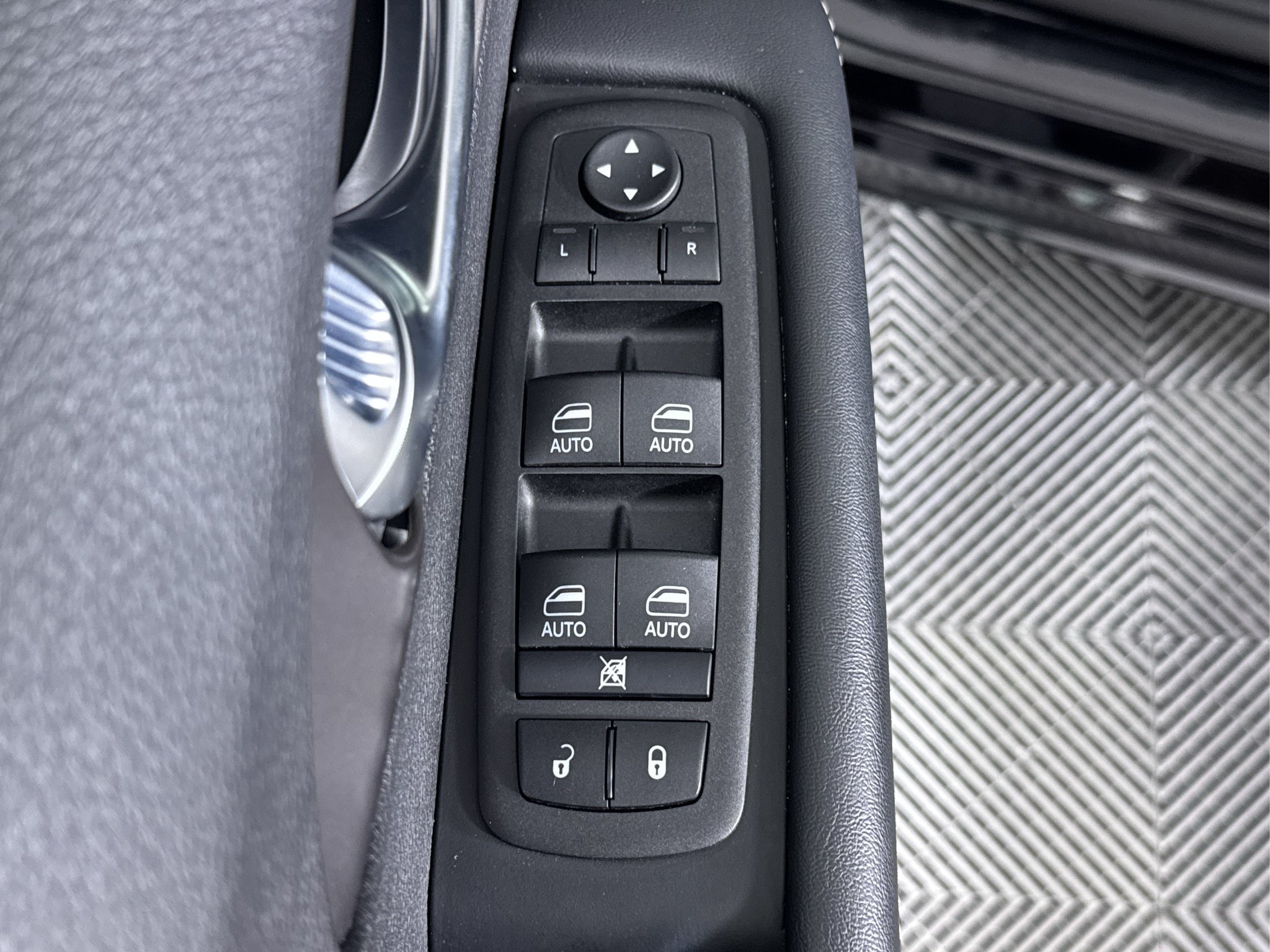 Used 2025 Chrysler Pacifica Select FWD image 27