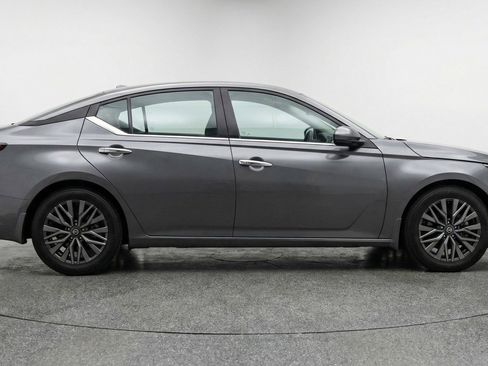 Used 2025 Nissan Altima 2.5 SV FWD image 8