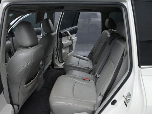 Used 2012 Toyota Highlander SE w/ Tow Pkg FWD image 28