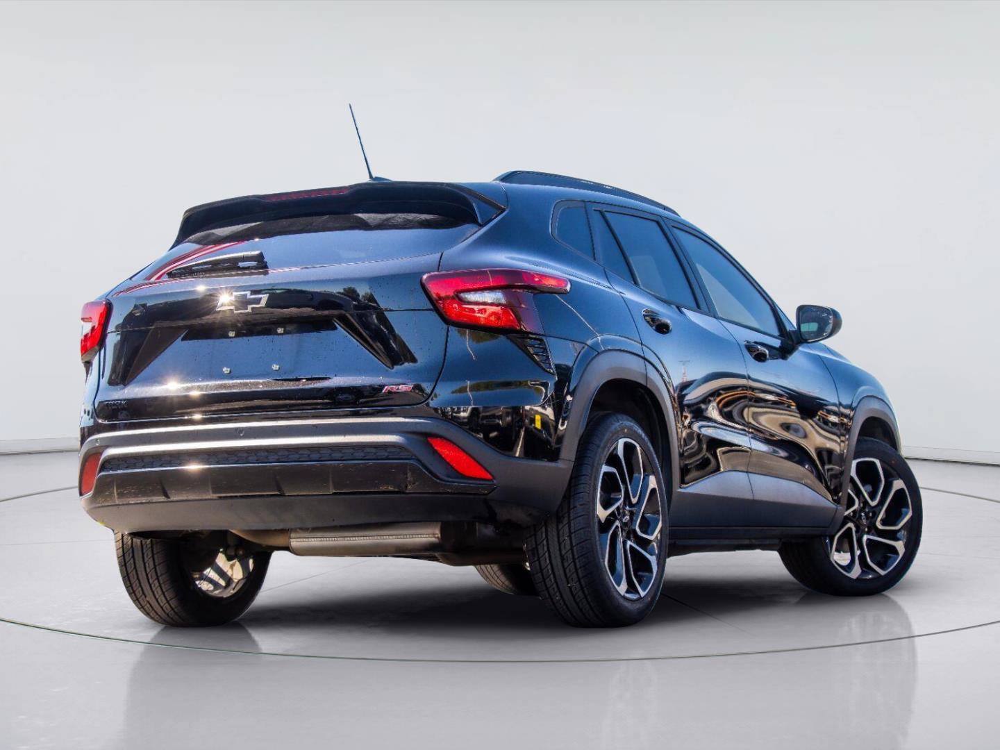 Used 2025 Chevrolet Trax RS w/ Sunroof Package FWD image 4