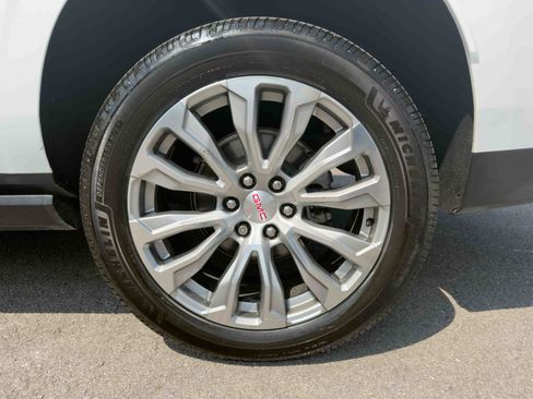 Used 2022 GMC Yukon XL Denali AWD/4WD image 9