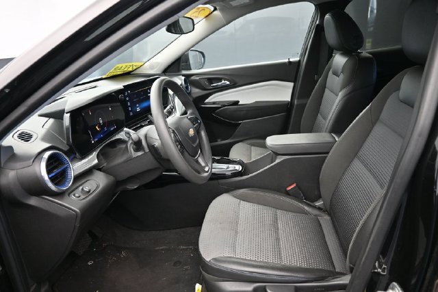Used 2025 Chevrolet Trax LT FWD image 15