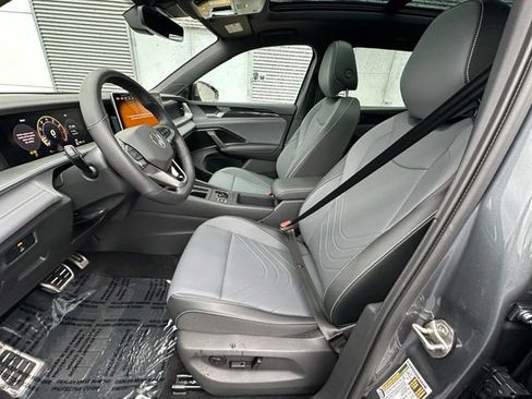 Certified 2025 Volkswagen Tiguan SE R-Line AWD/4WD image 24
