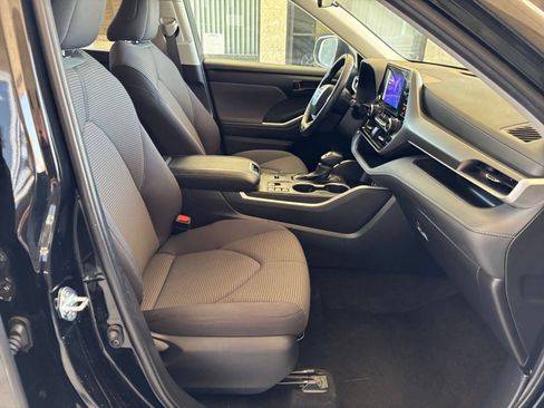 Used 2025 Toyota Highlander LE FWD image 38
