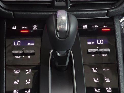 Certified 2025 Porsche Macan AWD/4WD image 19