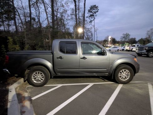 Used 2017 Nissan Frontier SV image 5