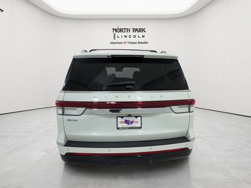 Used 2024 Lincoln Navigator L Reserve AWD/4WD image 4