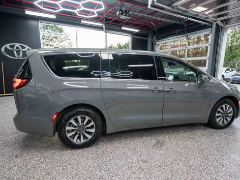 Used 2022 Chrysler Pacifica Touring-L w/ Uconnect Theater Family Group image 4