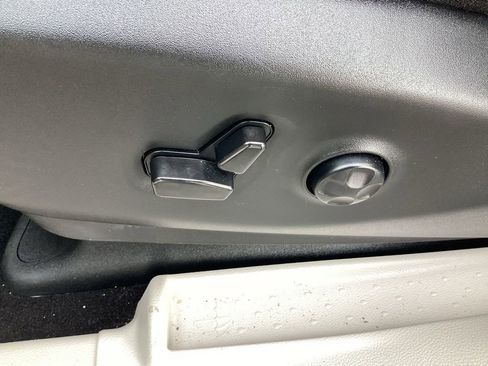 Used 2024 Chrysler Pacifica Touring-L image 22