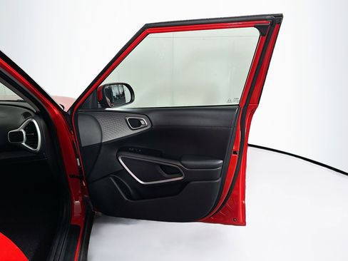 Used 2025 Kia Soul LX w/ LX Technology Package FWD image 30