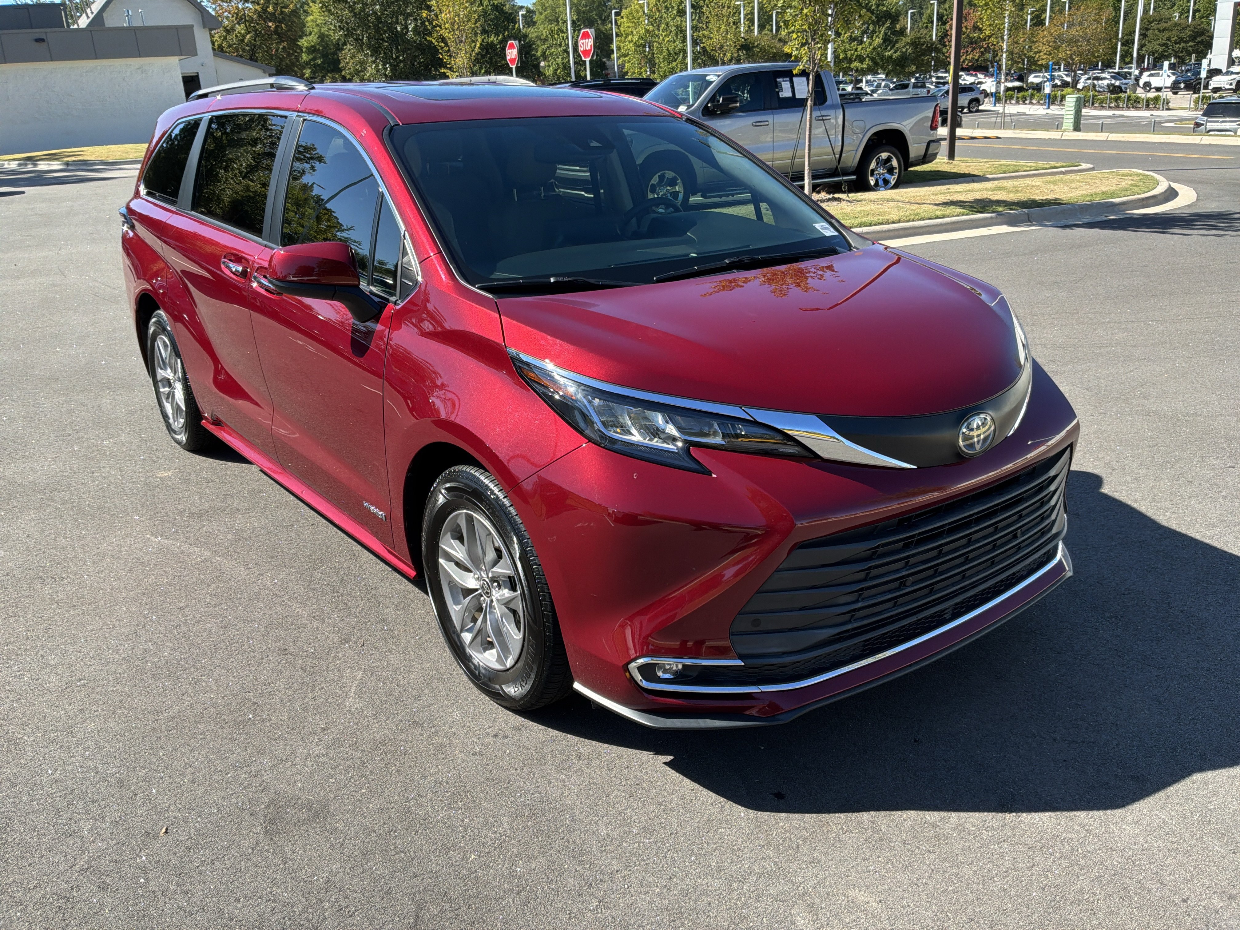 Used 2021 Toyota Sienna XLE FWD image 2