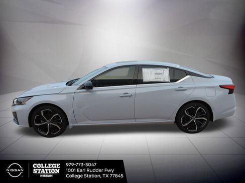 New 2025 Nissan Altima 2.5 SR w/ SR Premium Package image 9