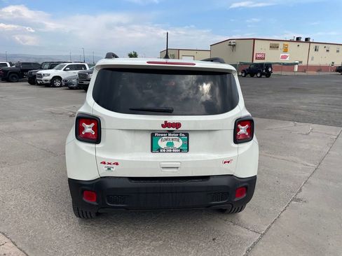 Certified 2023 Jeep Renegade Latitude w/ Sun/Sound Group AWD/4WD image 13