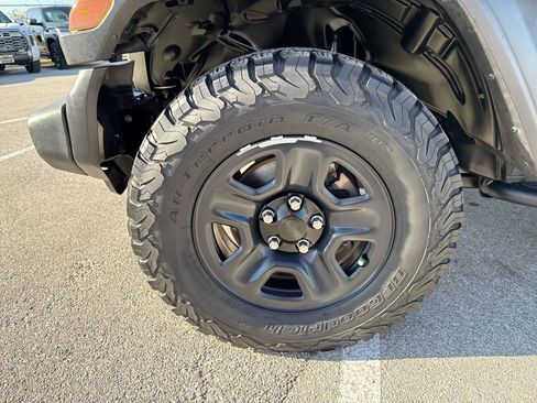 Used 2021 Jeep Gladiator Sport image 18