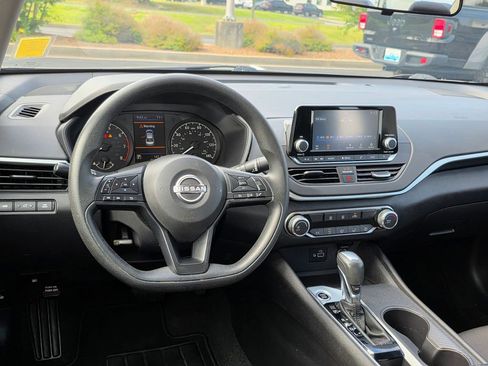Used 2024 Nissan Altima 2.5 S FWD image 29