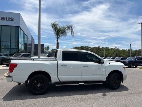 Used 2018 Nissan Titan SL AWD/4WD image 8